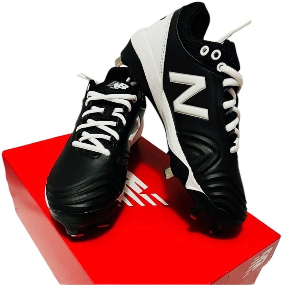 New Balance Woman's FUSEv2 Low-Cut Metal Softball Cleats (NIB)
